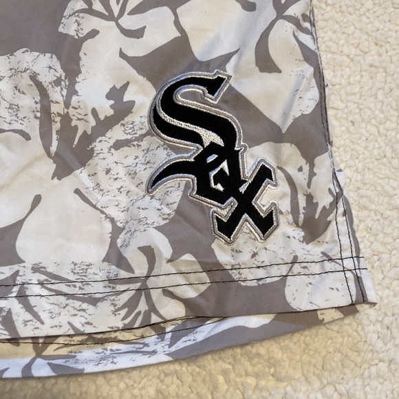 NWT MLB Genuine Chicago White Sox gray/white Hawaiian swim trunks Size XL - Picture 2 of 7